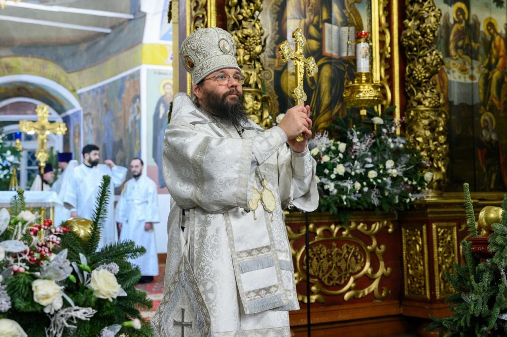 В Рождественскую ночь митрополит Матфей возглавил праздничное богослужение в Свято-Троицком кафедральном соборе города Пскова