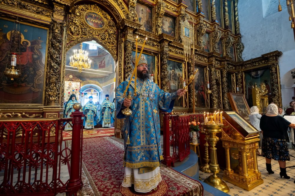 В Неделю 13-ю по Пятидесятнице митрополит Матфей совершил Божественную Литургию в Свято-Троицком кафедральном соборе