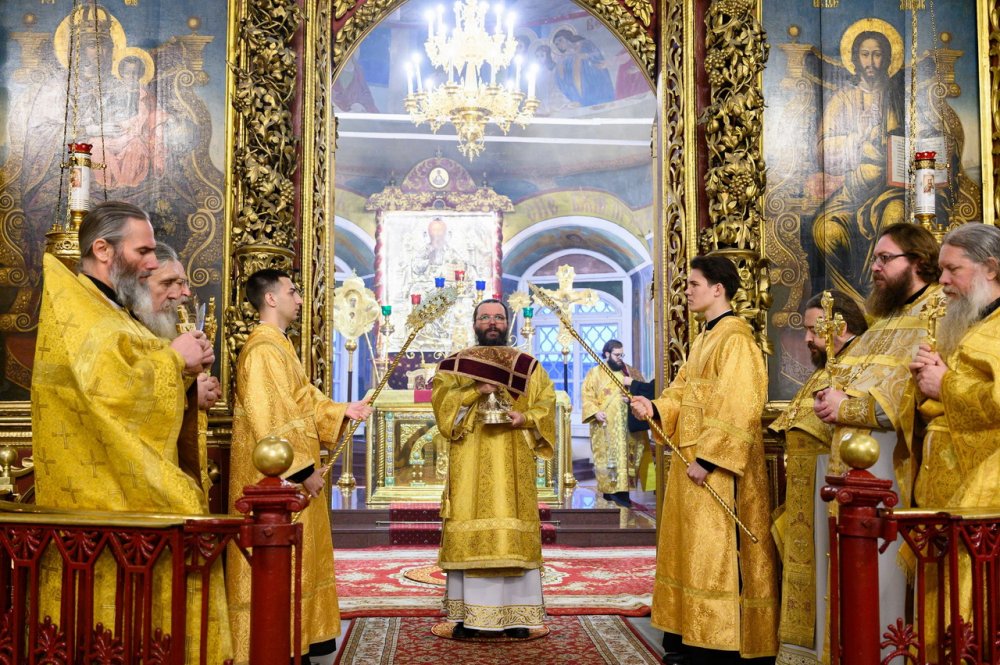 В день открытия регионального этапа Рождественских чтений митрополит Матфей совершил Литургию в Свято-Троицком кафедральном соборе