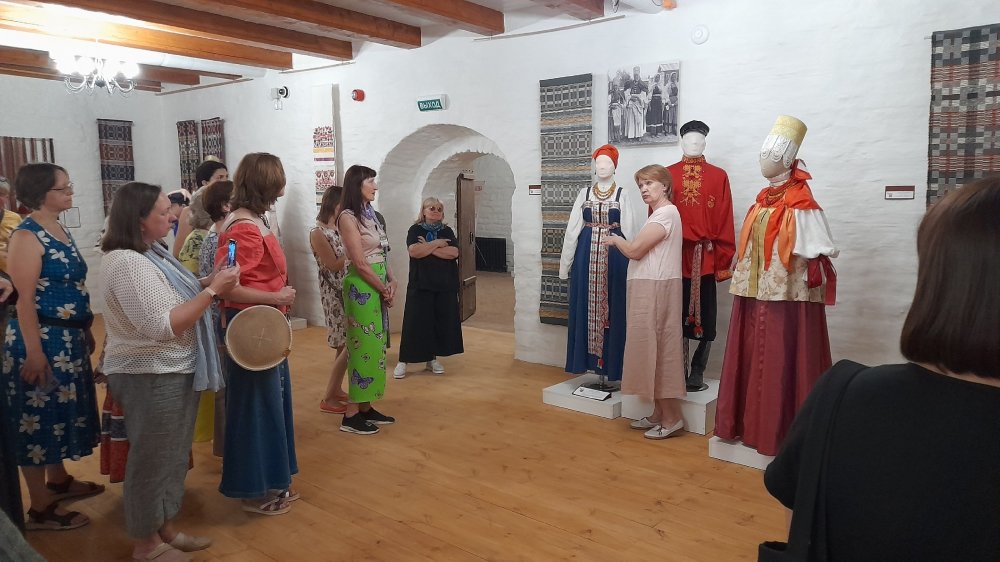 КОГО ЛЮБЛЮ, ТОГО ДАРЮ 