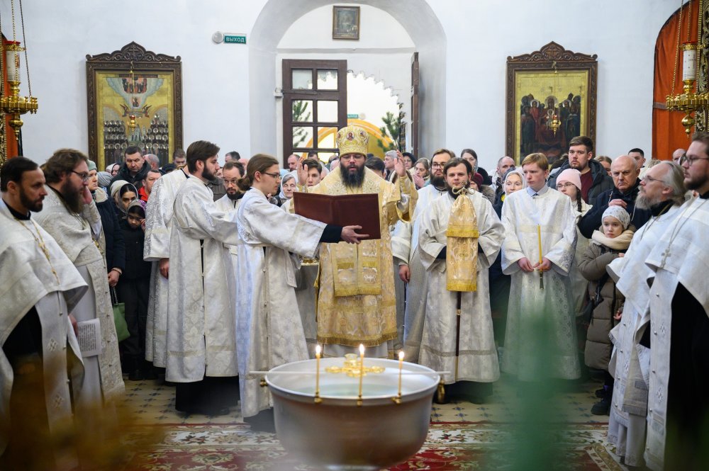В празднование Крещения Господня митрополит Матфей совершил Литургию и Великое освящение воды в Свято-Троицком кафедральном соборе