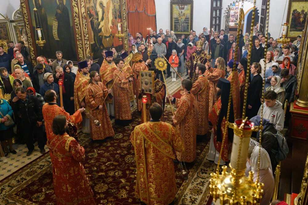 В праздник Светлого Христова Воскресения митрополит Матфей совершил Пасхальное богослужение в Троицком соборе города Пскова