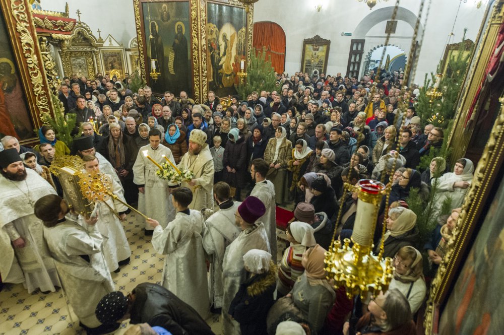 В ночь с 6 на 7 января 2020 года, в праздник Рождества Христова, митрополит Псковский и Порховский Тихон совершил Божественную Литургию в Свято-Троицком кафедральном соборе города Пскова