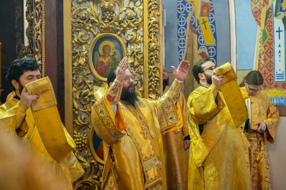 В Прощеное Воскресенье митрополит Матфей совершил Литургию в Троицком кафедральном соборе