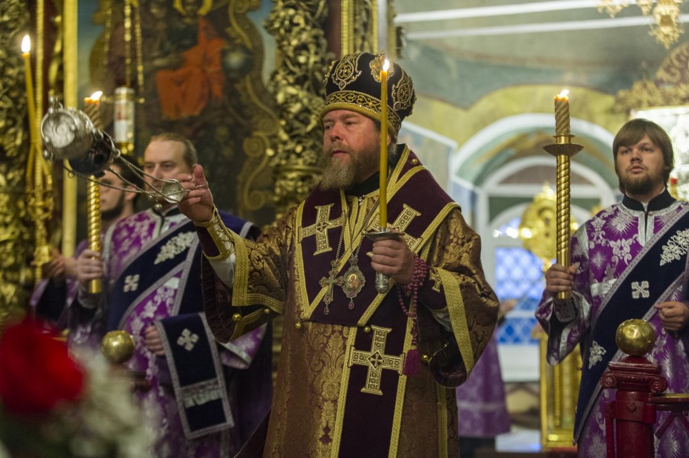 Всенощное бдение с чином воздвижения Креста Христова в Троицком соборе города Пскова возглавил митрополит Псковский и Порховский ТИХОН