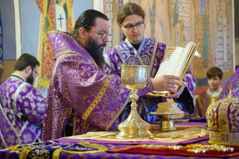 В Неделю Торжества Православия митрополит Матфей совершил праздничное богослужение в Свято-Троицком кафедральном соборе