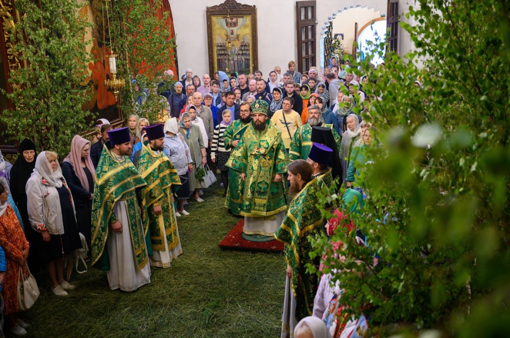 В День Святой Троицы митрополит Арсений возглавил престольное торжество в кафедральном соборе Псковской епархии
