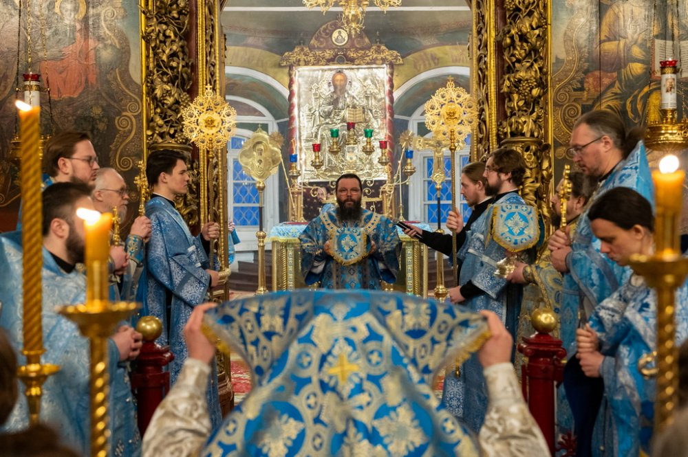 В праздник Сретения Господня митрополит Матфей совершил Литургию в кафедральном соборе