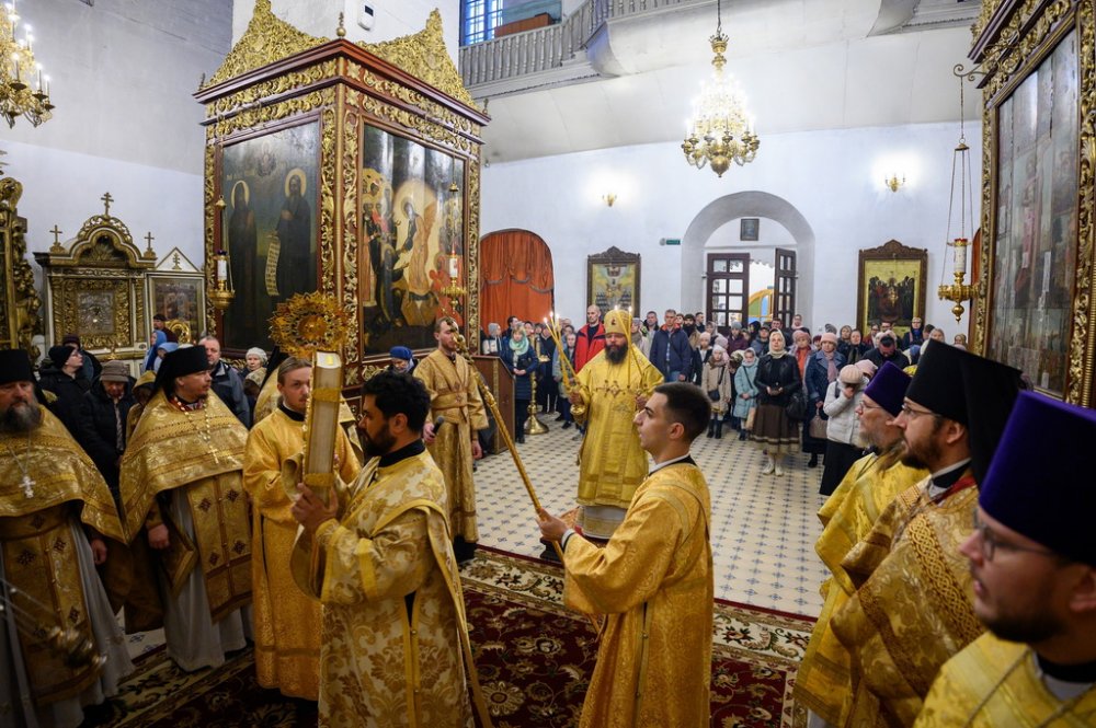 Митрополит Матфей совершил Божественную Литургию в Свято-Троицком кафедральном соборе