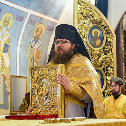 Митрополит Арсений совершил Божественную Литургию в Свято-Троицком кафедральном соборе в Прощеное воскресение