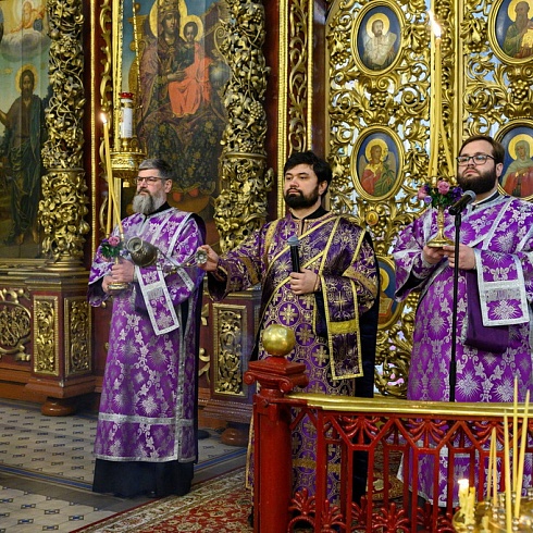 В Неделю Торжества Православия митрополит Матфей совершил праздничное богослужение в Свято-Троицком кафедральном соборе