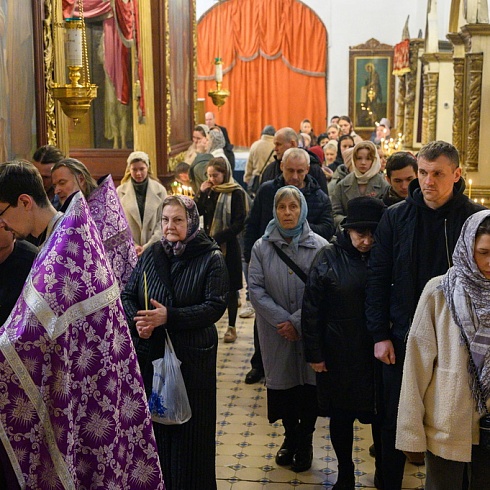 В Неделю Торжества Православия митрополит Матфей совершил праздничное богослужение в Свято-Троицком кафедральном соборе