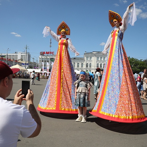 Юные и взрослые участники творческой мастерской «Истоки» Социально-культурного центра «Троицкий» приняли участие в XXXIІ Международном фестивале искусств ”Славянский базар в Витебске“