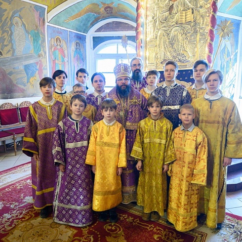 В Неделю Торжества Православия митрополит Матфей совершил праздничное богослужение в Свято-Троицком кафедральном соборе