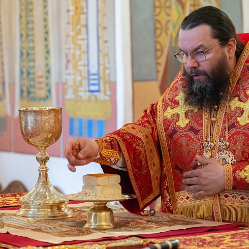 В Фомину Неделю митрополит Матфей совершил Литургию в Свято-Троицком кафедральном соборе