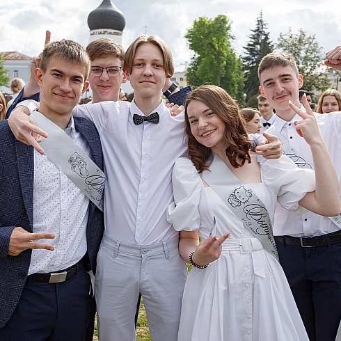 Торжественный молебен для выпускников псковских школ провели на Вечевой площади  Кремля