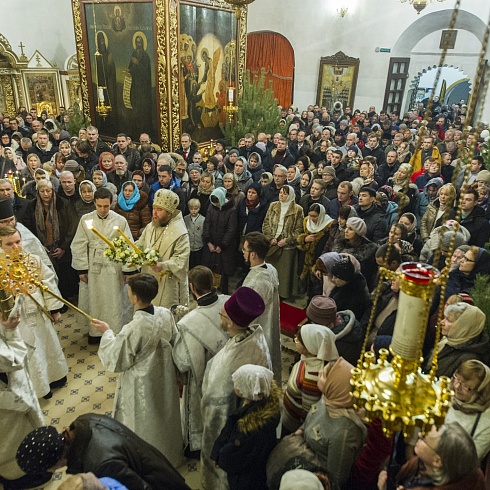 В ночь с 6 на 7 января 2020 года, в праздник Рождества Христова, митрополит Псковский и Порховский Тихон совершил Божественную Литургию в Свято-Троицком кафедральном соборе города Пскова