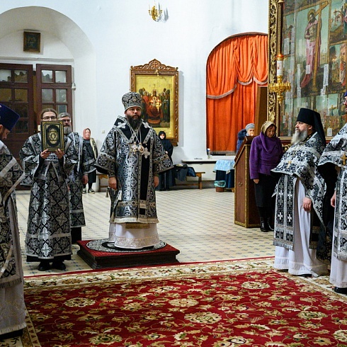 Митрополит Матфей совершил Литургию Преждеосвященных Даров в Свято-Троицком кафедральном соборе
