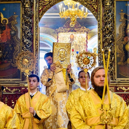 В день празднования памяти Всех святых митрополит Арсений совершил Божественную Литургию в Свято-Троицком кафедральном соборе