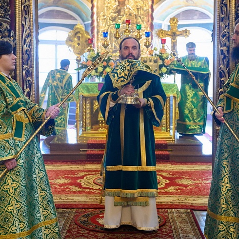 В день празднования Входа Господня в Иерусалим митрополит Арсений совершил Литургию в Свято-Троицком кафедральном соборе города Пскова
