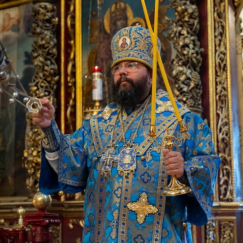 В Неделю 13-ю по Пятидесятнице митрополит Матфей совершил Божественную Литургию в Свято-Троицком кафедральном соборе