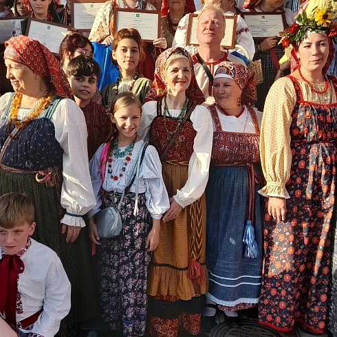 Коллекцию "Троица" на фестивале "Аннинское раздолье" представили участники проекта "Истоки"