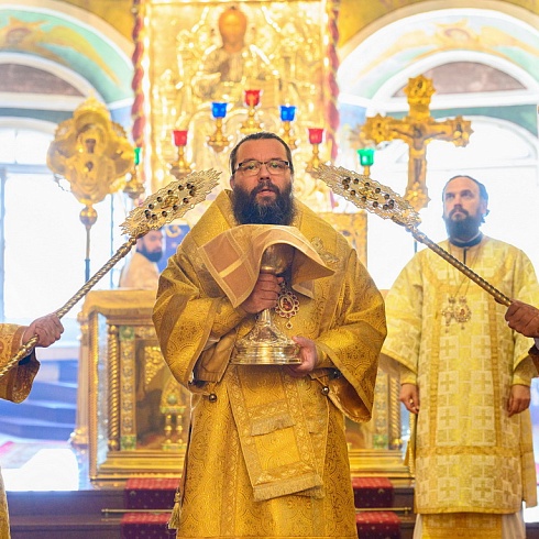 В день празднования памяти Всех святых митрополит Арсений совершил Божественную Литургию в Свято-Троицком кафедральном соборе