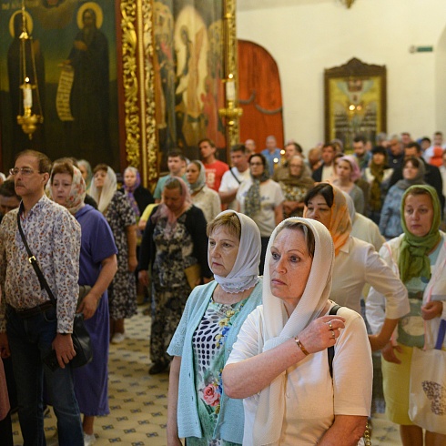 Митрополит Псковский и Порховский Тихон, возглавил праздничное богослужение в день Всех святых, в земле Русской просиявших