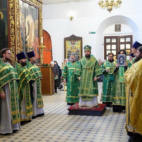 В день памяти блаженного Николая Псковского митрополит Арсений совершил Божественную Литургию в Свято-Троицком кафедральном соборе