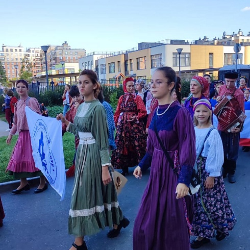 Коллекцию "Троица" на фестивале "Аннинское раздолье" представили участники проекта "Истоки"