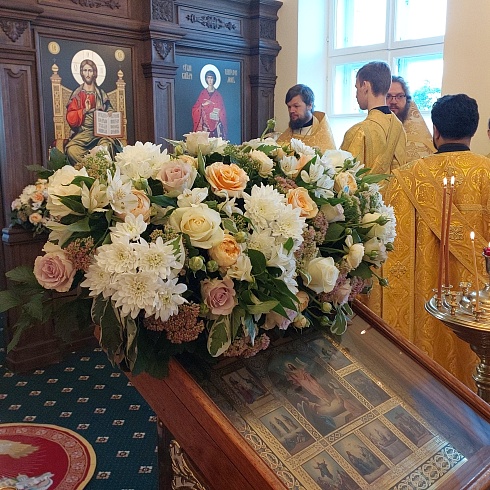 Божественную литургию и малое освящение храма св. вмч. Пантелеимона совершил митрополит Псковский и Порховский Тихон в это воскресенье, 10 сентября