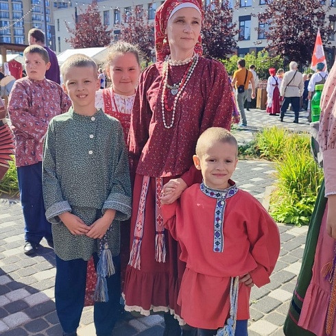 Коллекцию "Троица" на фестивале "Аннинское раздолье" представили участники проекта "Истоки"