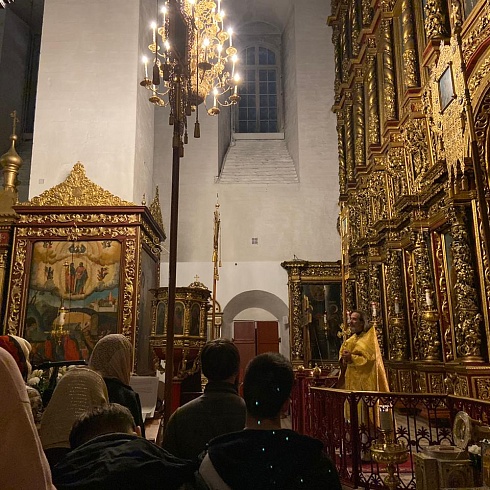 Ночная литургия прошла в Троицком соборе в ночь с пятницы на субботу
