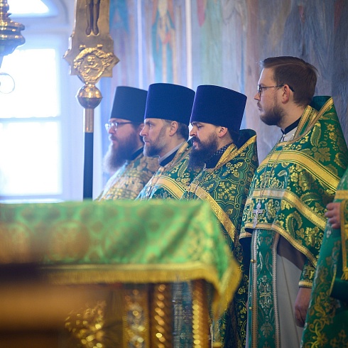 В день памяти блаженного Николая Псковского митрополит Арсений совершил Божественную Литургию в Свято-Троицком кафедральном соборе