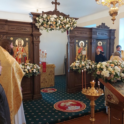 Божественную литургию и малое освящение храма св. вмч. Пантелеимона совершил митрополит Псковский и Порховский Тихон в это воскресенье, 10 сентября