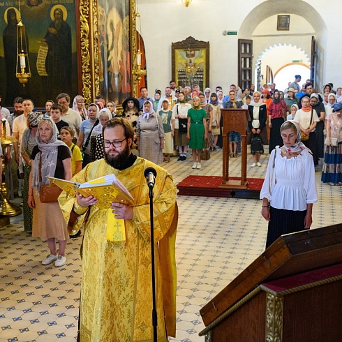 В день празднования памяти Всех святых митрополит Арсений совершил Божественную Литургию в Свято-Троицком кафедральном соборе