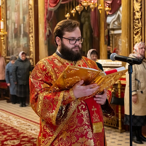 В Фомину Неделю митрополит Матфей совершил Литургию в Свято-Троицком кафедральном соборе