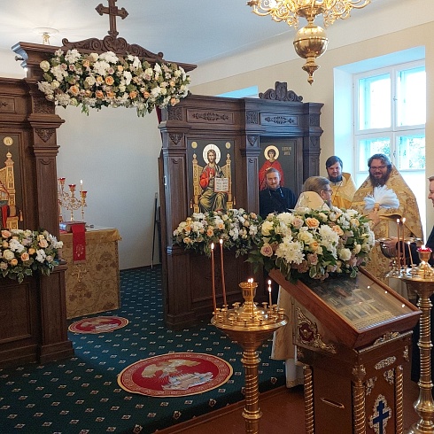 Божественную литургию и малое освящение храма св. вмч. Пантелеимона совершил митрополит Псковский и Порховский Тихон в это воскресенье, 10 сентября