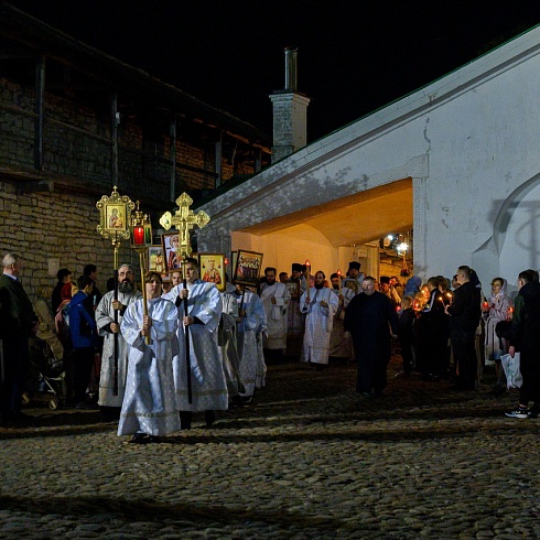 В праздник Светлого Христова Воскресения митрополит Матфей совершил Пасхальное богослужение в Троицком соборе города Пскова