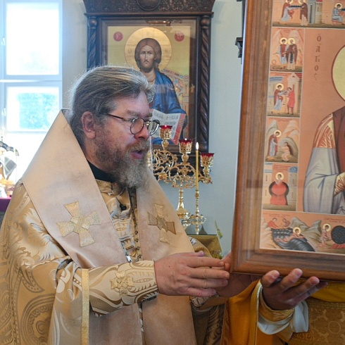 Божественную литургию и малое освящение храма св. вмч. Пантелеимона совершил митрополит Псковский и Порховский Тихон в это воскресенье, 10 сентября
