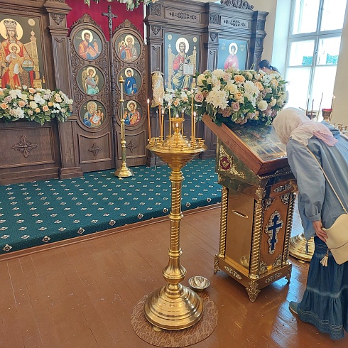 Божественную литургию и малое освящение храма св. вмч. Пантелеимона совершил митрополит Псковский и Порховский Тихон в это воскресенье, 10 сентября