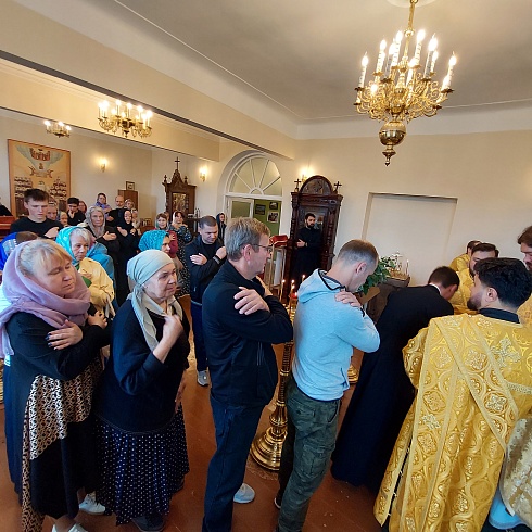 Божественную литургию и малое освящение храма св. вмч. Пантелеимона совершил митрополит Псковский и Порховский Тихон в это воскресенье, 10 сентября