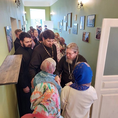 Божественную литургию и малое освящение храма св. вмч. Пантелеимона совершил митрополит Псковский и Порховский Тихон в это воскресенье, 10 сентября