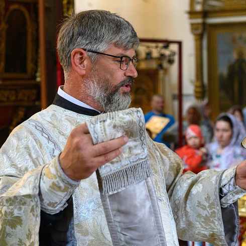 Митрополит Псковский и Порховский Тихон, возглавил праздничное богослужение в день Всех святых, в земле Русской просиявших