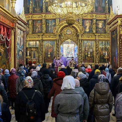 В Неделю Торжества Православия митрополит Матфей совершил праздничное богослужение в Свято-Троицком кафедральном соборе