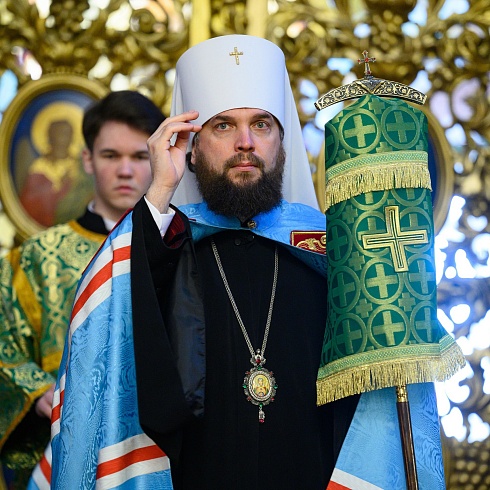 В день памяти блаженного Николая Псковского митрополит Арсений совершил Божественную Литургию в Свято-Троицком кафедральном соборе