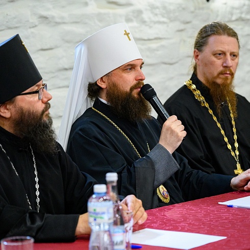 Митрополит Арсений провел встречу с православными педагогами города Пскова