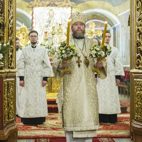 В ночь с 6 на 7 января 2020 года, в праздник Рождества Христова, митрополит Псковский и Порховский Тихон совершил Божественную Литургию в Свято-Троицком кафедральном соборе города Пскова