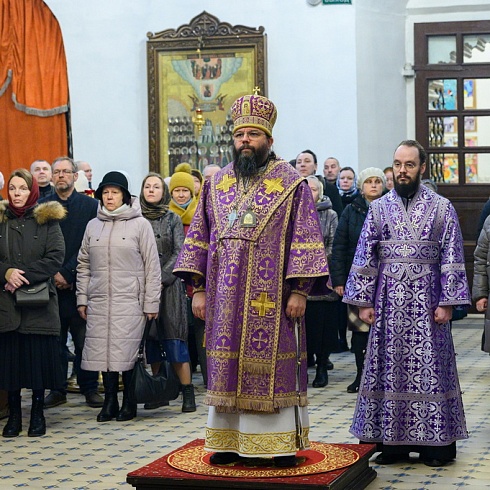 В Неделю Торжества Православия митрополит Матфей совершил праздничное богослужение в Свято-Троицком кафедральном соборе