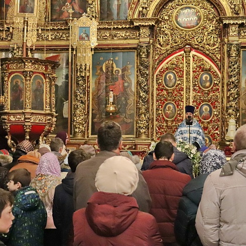 16 февраля, в воскресенье, Божественную литургию в Свято-Троицком кафедральном соборе г. Пскова совершил настоятель собора иеромонах Алексий (Годлевский)